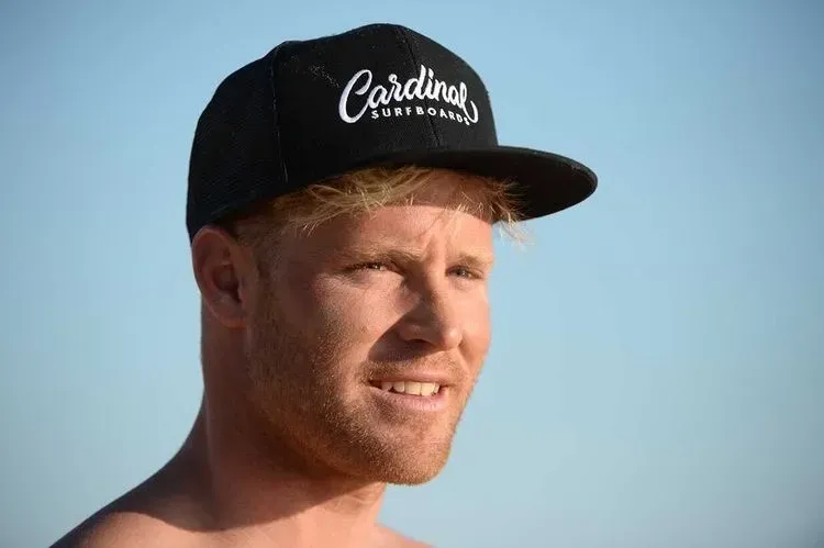 Benoît de Ptibensurfschool face au coucher de soleil à Pontaillac