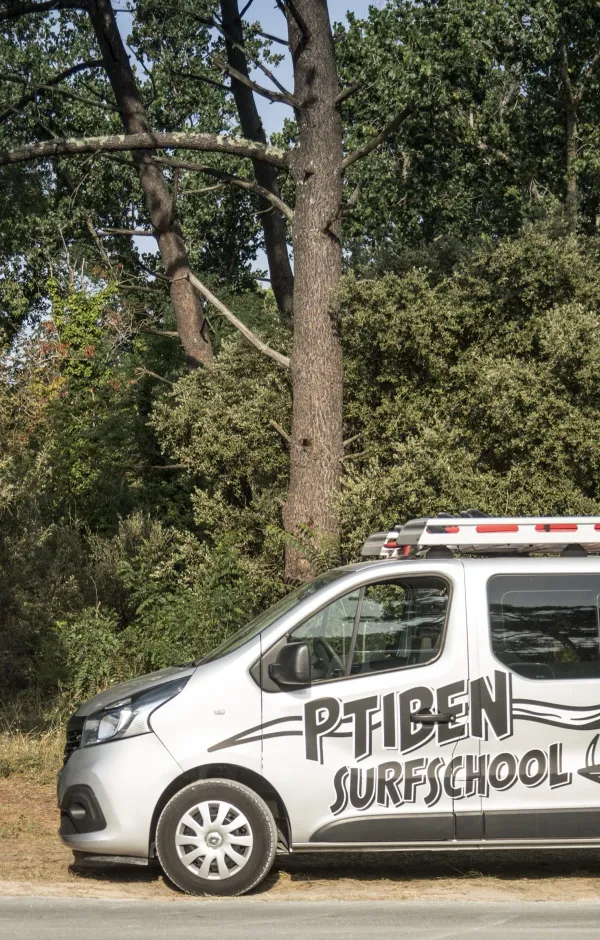 Cours de surf collectif sur la Côte Sauvage
