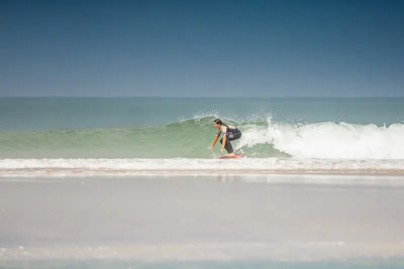 Surfeuse dans les vagues de la Côte Sauvage