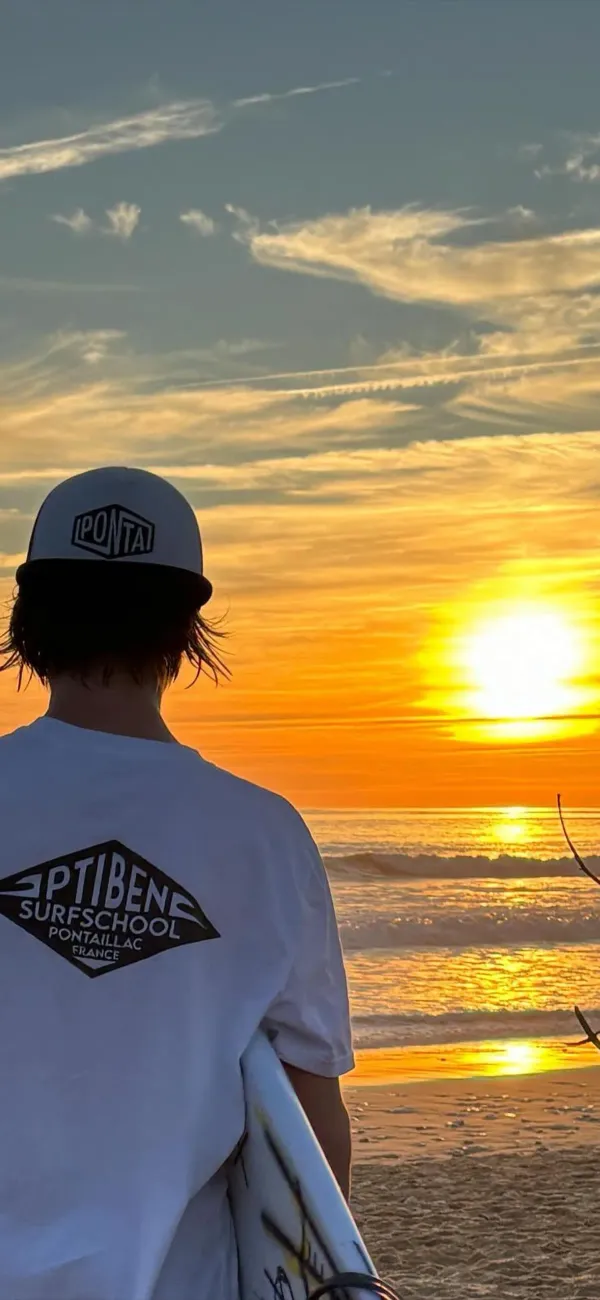 Surfeur sur les vagues de l'Atlantique