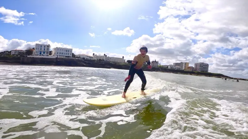 Jeune surfeur sur planche jaune à Pontaillac