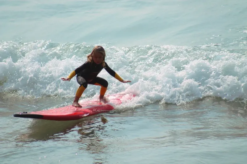 Surfeur sur les vagues de La Tremblade